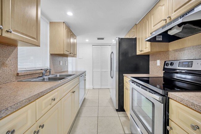 Building Photo - Beautiful Renovated 3/1