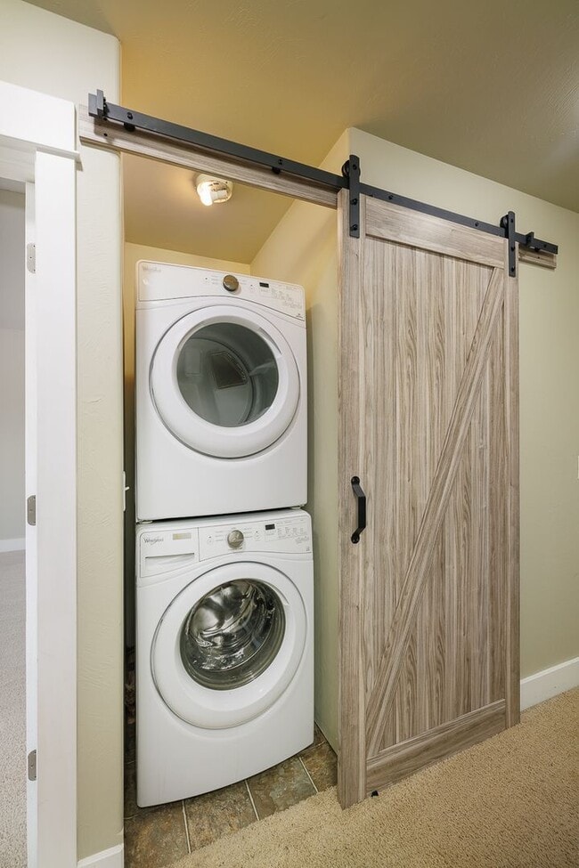 Building Photo - Beautiful 2 bed, 2 1/2 Bath Walk up Condo