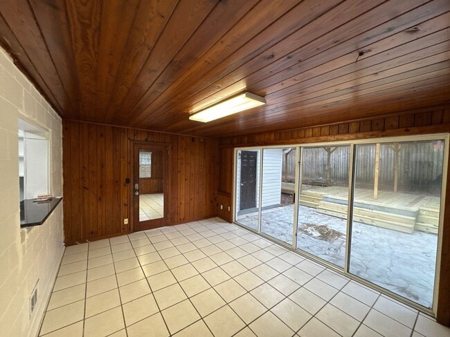 Building Photo - 4 bedroom 2.5 bath house with large yard!!