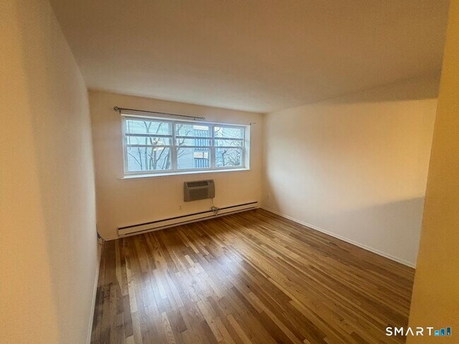 Building Photo - 637 Cove Rd