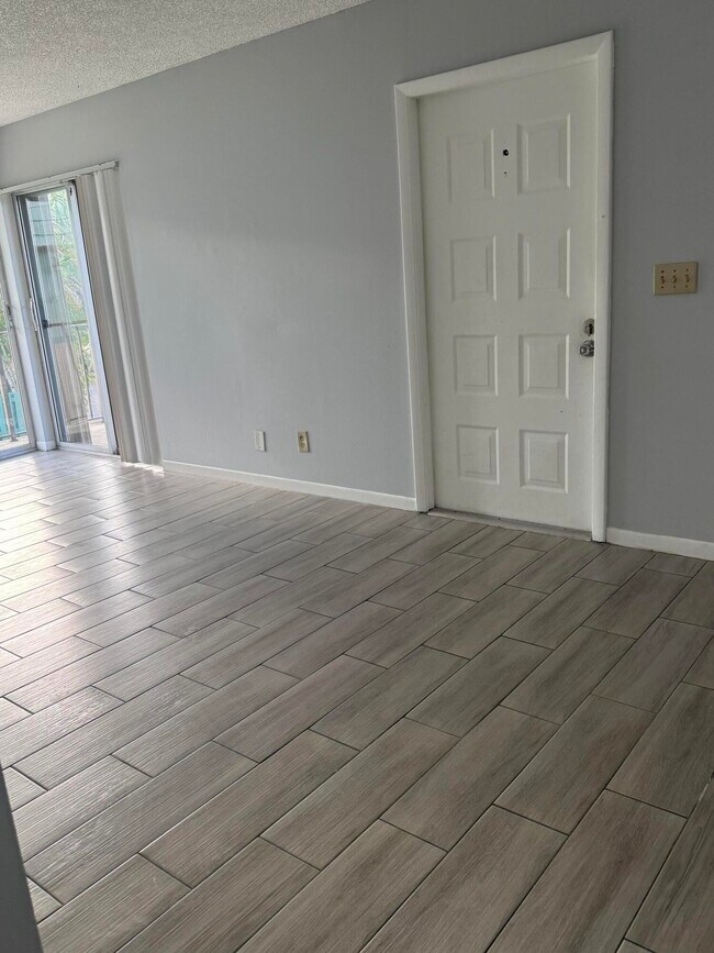 Building Photo - 1850 Fairview Villas Dr
