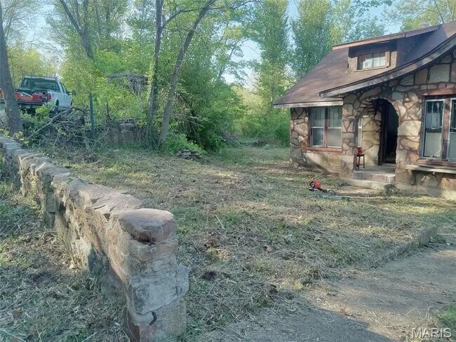 Building Photo - Fixer Upper with Character! $690 month