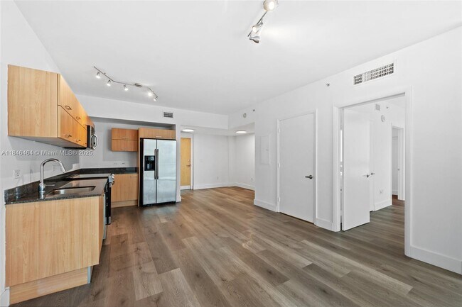 Building Photo - 350 S Miami Ave