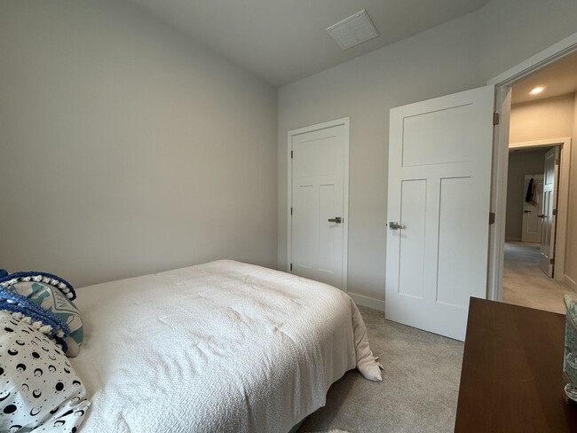 Building Photo - Legacy of Poquoson Townhome.