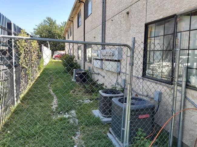 Building Photo - 8127 Stonehurst St