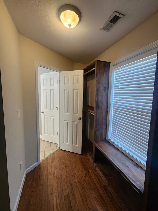 Building Photo - $2500 - 5 Bedrooms 3 Baths + Bonus Room