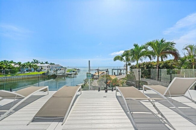 Building Photo - 585 Dolphin Ave SE