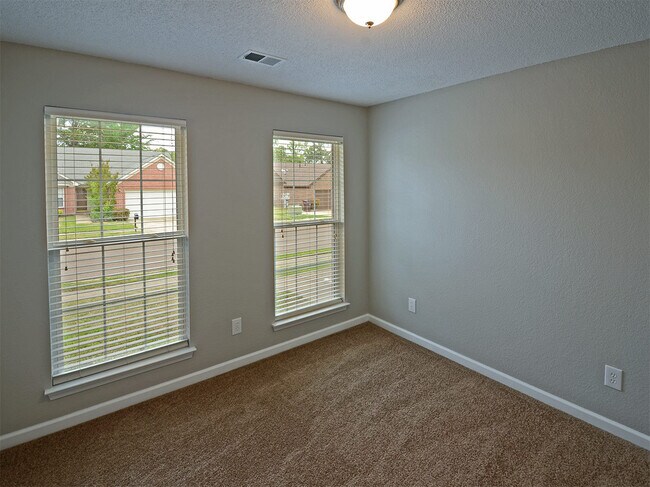 Building Photo - 3 Bed, 2 bath with over 2000 sq feet near Riverdale and Stateline Rd