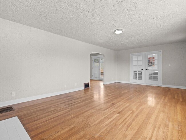 Building Photo - 2 bed, 1 bath with built in office near UNR