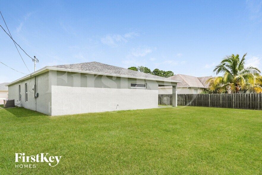 Building Photo - 1682 SW Crawford Ave