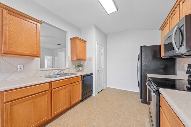 Building Photo - 10120 Salem Way