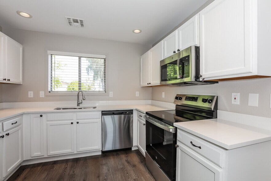 Building Photo - 1101 E Desert Rose Trail