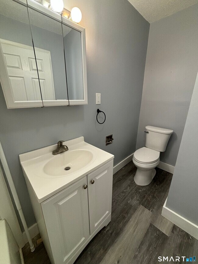 Building Photo - 409 Main St