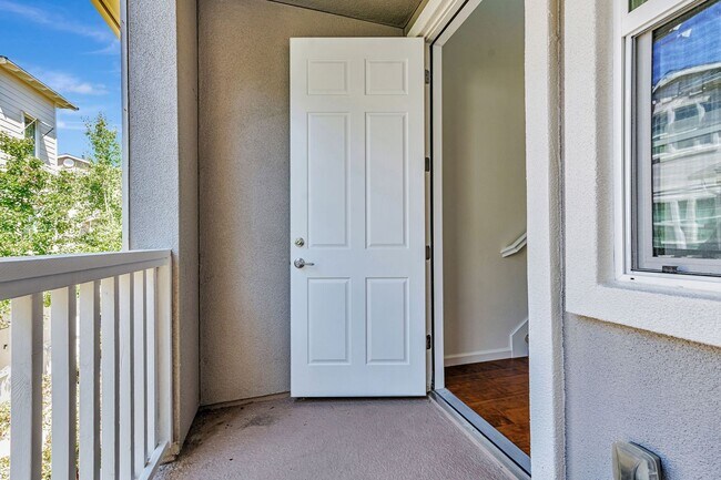Building Photo - 1,331 sq ft with 2 on-suite bedrooms and o...