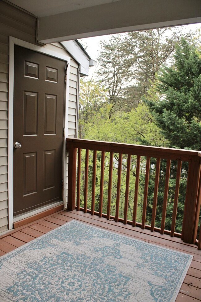 Building Photo - Charming 2 Bedroom/1 Bathroom Condo in Halethorpe, MD!