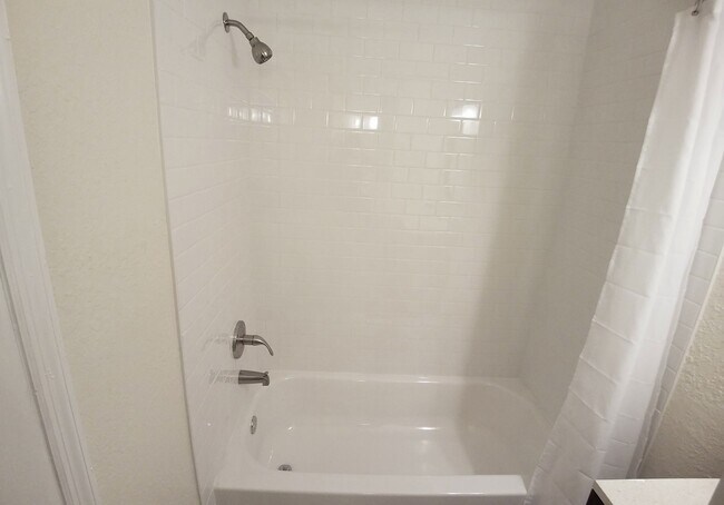 Building Photo - Beautiful  Remodeled First Floor 2/2 Condo...