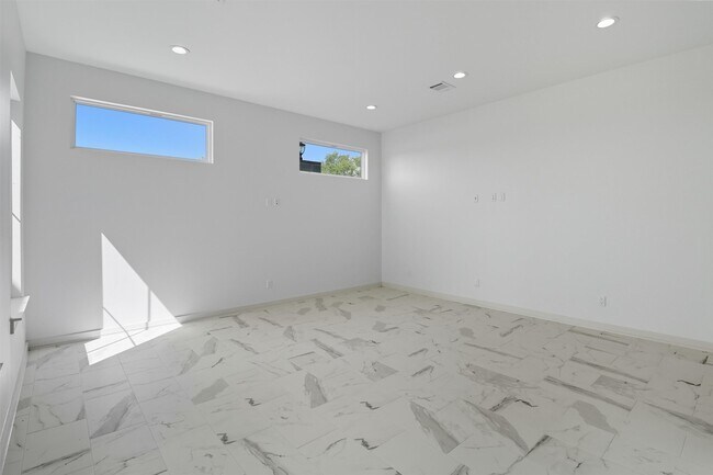 Building Photo - 2924 El Fenice Ln