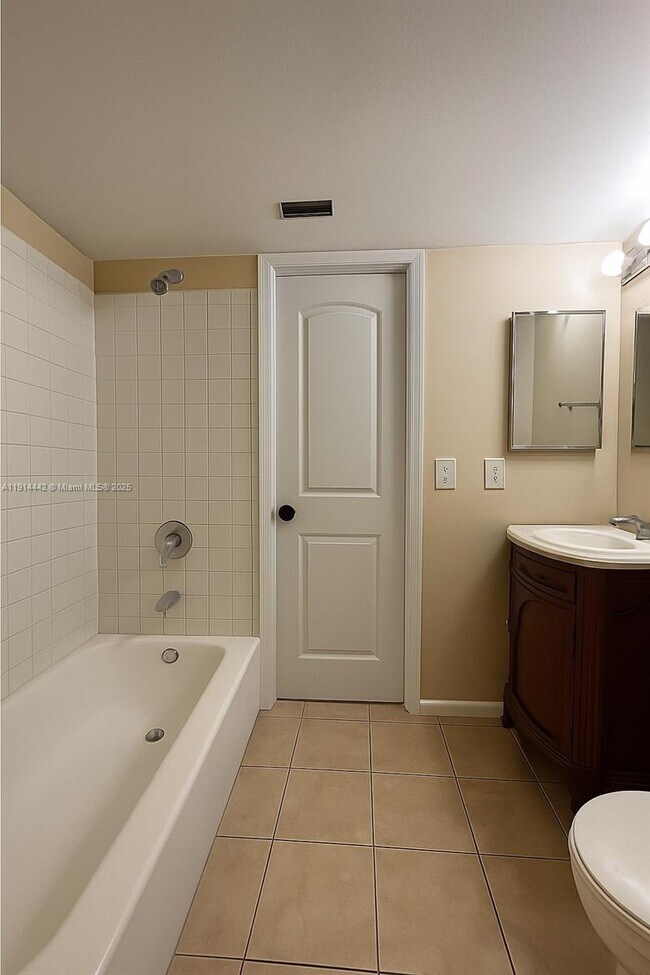 Building Photo - 1080 N Franklin Ave