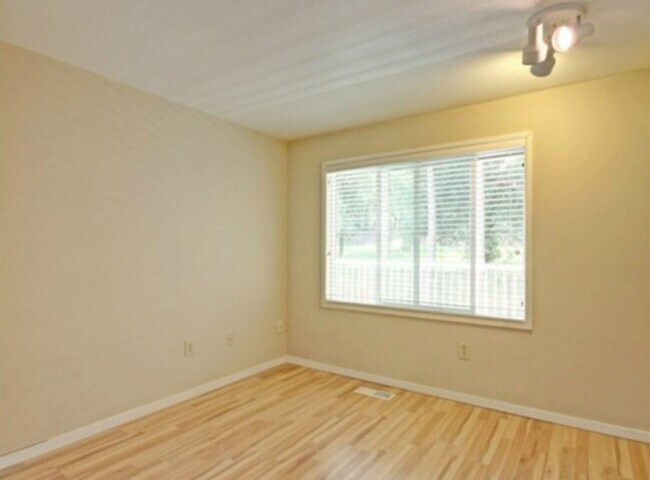Building Photo - 2Bd/1.75Ba Kirkland Condo