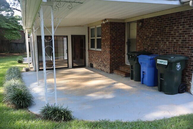 Building Photo - 2218 Arbor Rd N