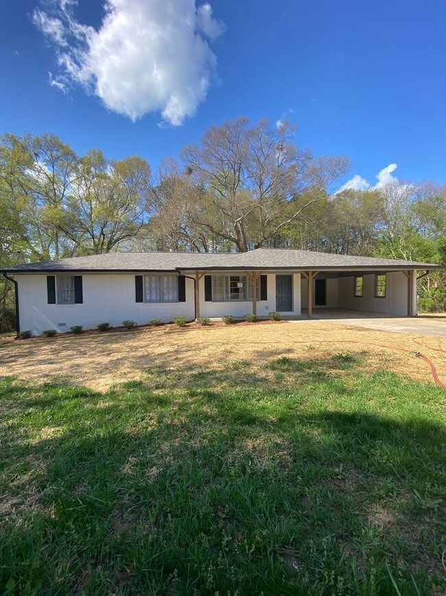 Primary Photo - 3 Bedroom 2 Bath Home on Lost Mountain Road