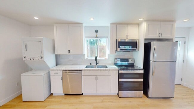 Building Photo - 645 Seal St