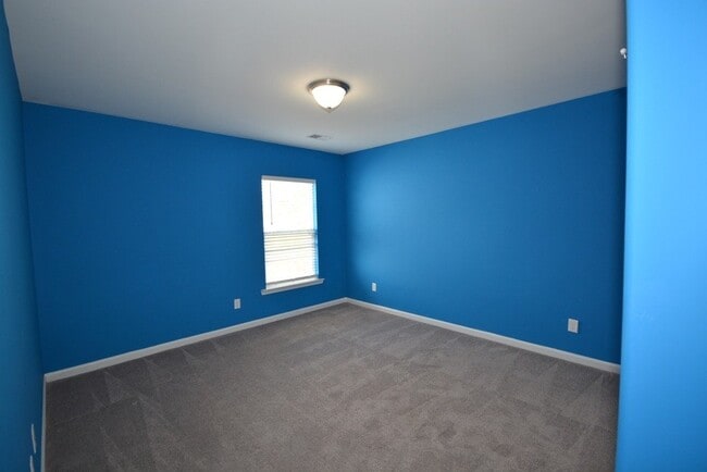 Building Photo - "Luxurious 5-Bed in, Pooler!"