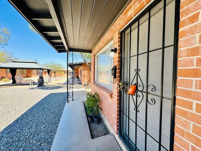 Building Photo - $400 Off Move In Special! Spacious 1 Bedro...