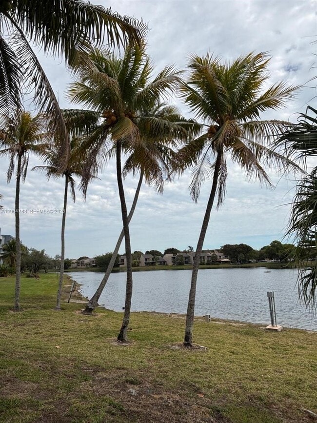 Building Photo - 9365 Fontainebleau Blvd