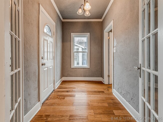 Building Photo - 2047 E 13th St