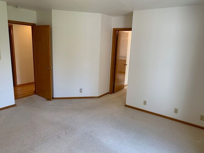 Building Photo - Well maintained 3 bed 2 bath rambler home in quiet Zenith neighborhood in Des Moines