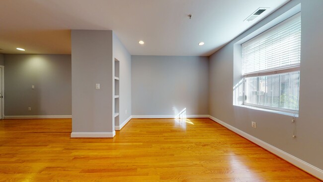 Building Photo - Modern 1 bedroom unit in Bloomingdale/Ecki...