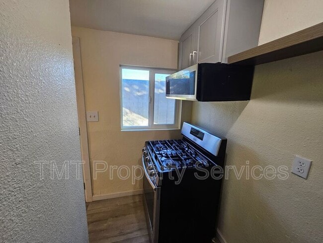 Building Photo - 1647 E 6th St