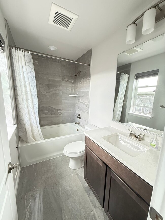 Building Photo - 3 Bedroom 3.5 Bath Townhome in Wheatridge ...