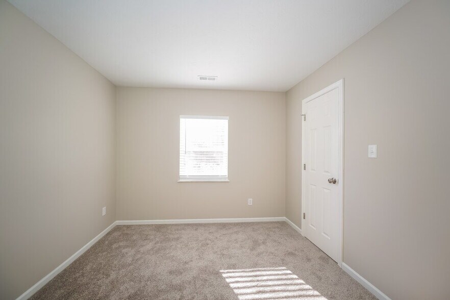 Building Photo - 957 Country Ln