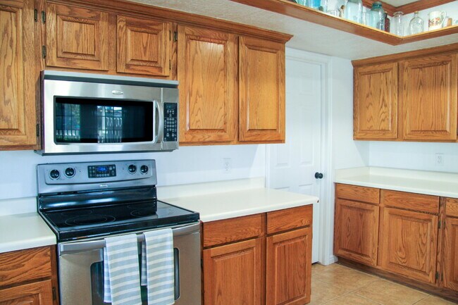 Building Photo - "Spacious 4-Bed, 3-Bath Townhouse Retreat ...