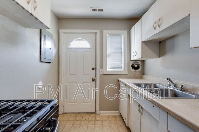 Building Photo - 638 S Woodlawn Blvd