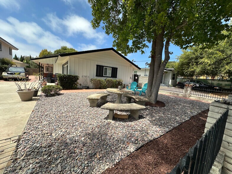 Building Photo - 1300 Oak Ave