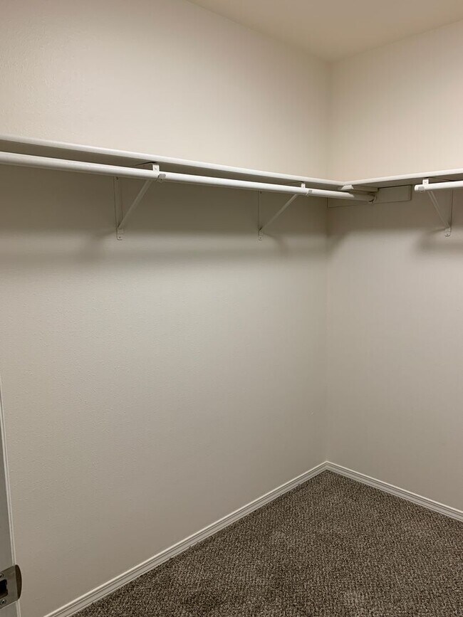 Building Photo - 3 Bdrm, 1 & 1/2 Ba | Muldoon & E 36th Ave area | ASK ABOUT HOLIDAY MOVE IN SPECIAL!!