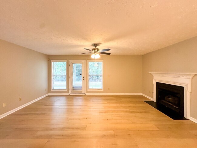 Building Photo - Cute 2 Bed 2 Bath Ground Level Condo with Community Pool