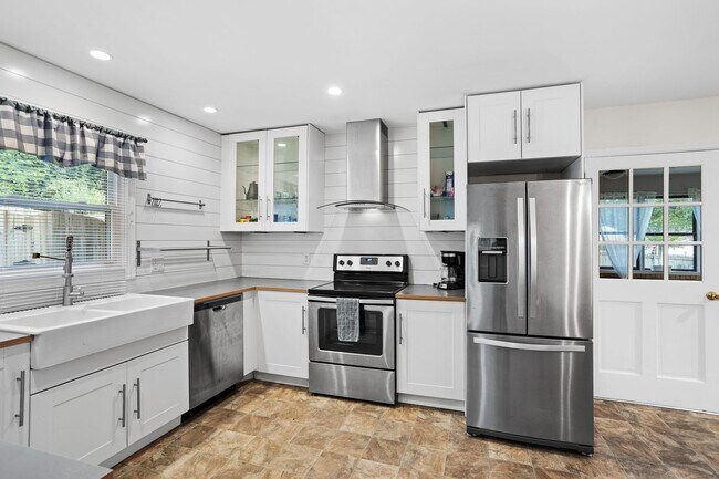 Building Photo - Spacious 4-Bedroom Home with Fenced Yard in Hampton Woods