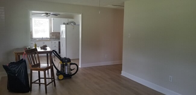 Building Photo - Maryville 37803 - 2 bedroom 1 bath - call ...