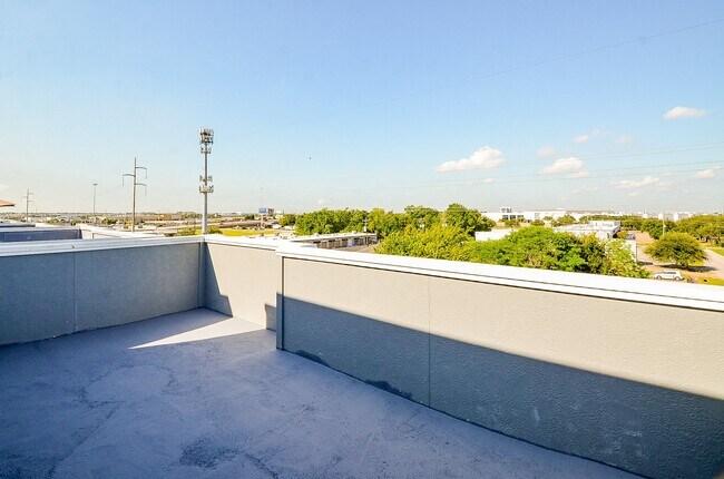 Building Photo - 2103 Engelmohr St
