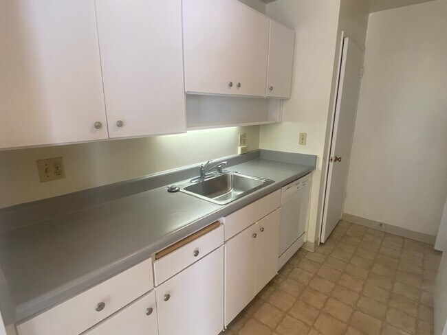 Building Photo - $500 MOVE IN SPECIAL!! One Bedroom Condo A...