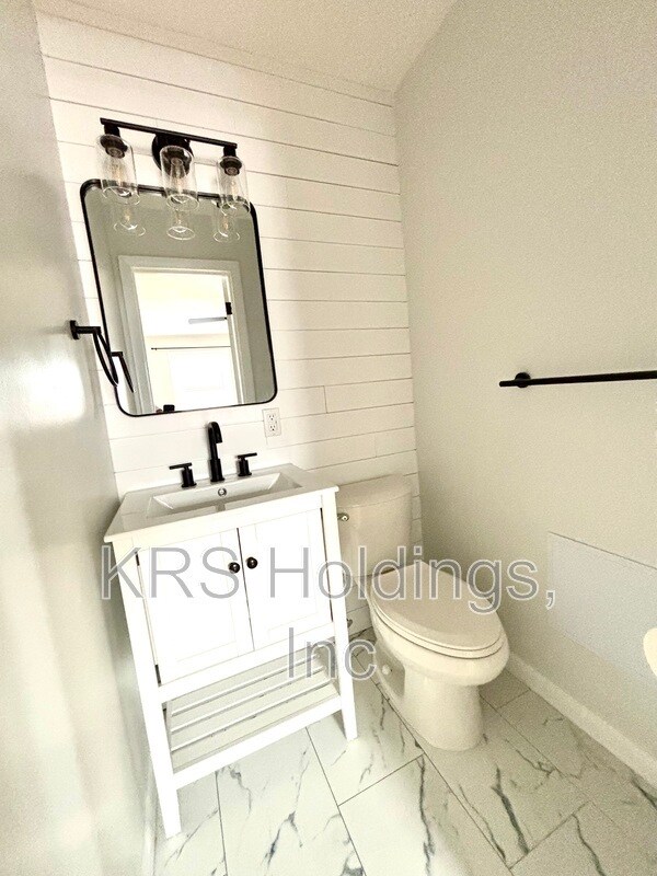 Building Photo - 2400 Forest Dr