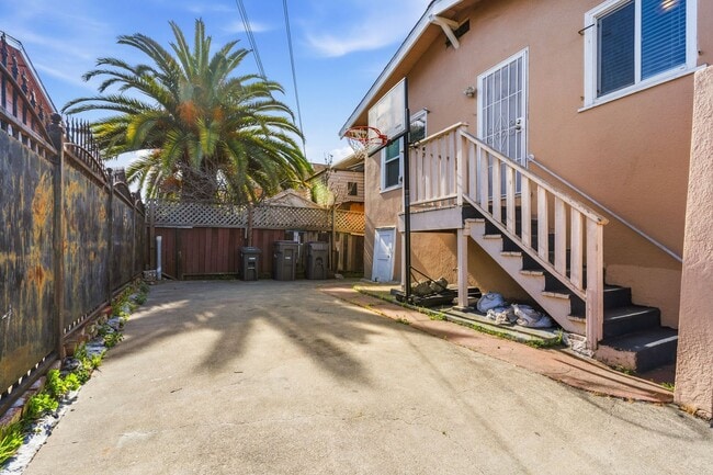 Building Photo - Spacious 3-Bedroom House in Oakland's Meadow Brook