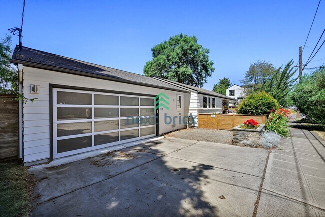 Building Photo - A beautiful 3 bedrooms and 2 bathrooms house