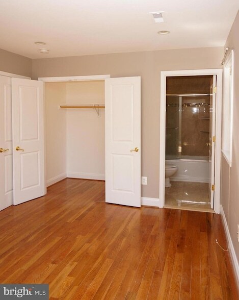 Building Photo - 923 Lewis Ave