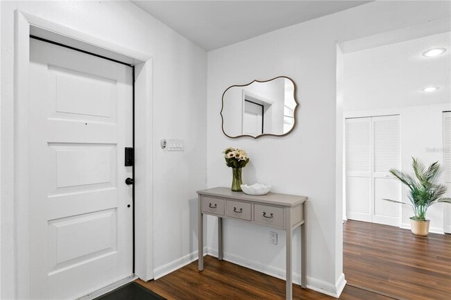 Building Photo - 2407 S Lois Ave