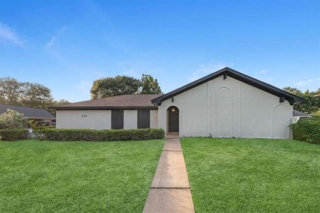 Building Photo - 213 Westview Dr